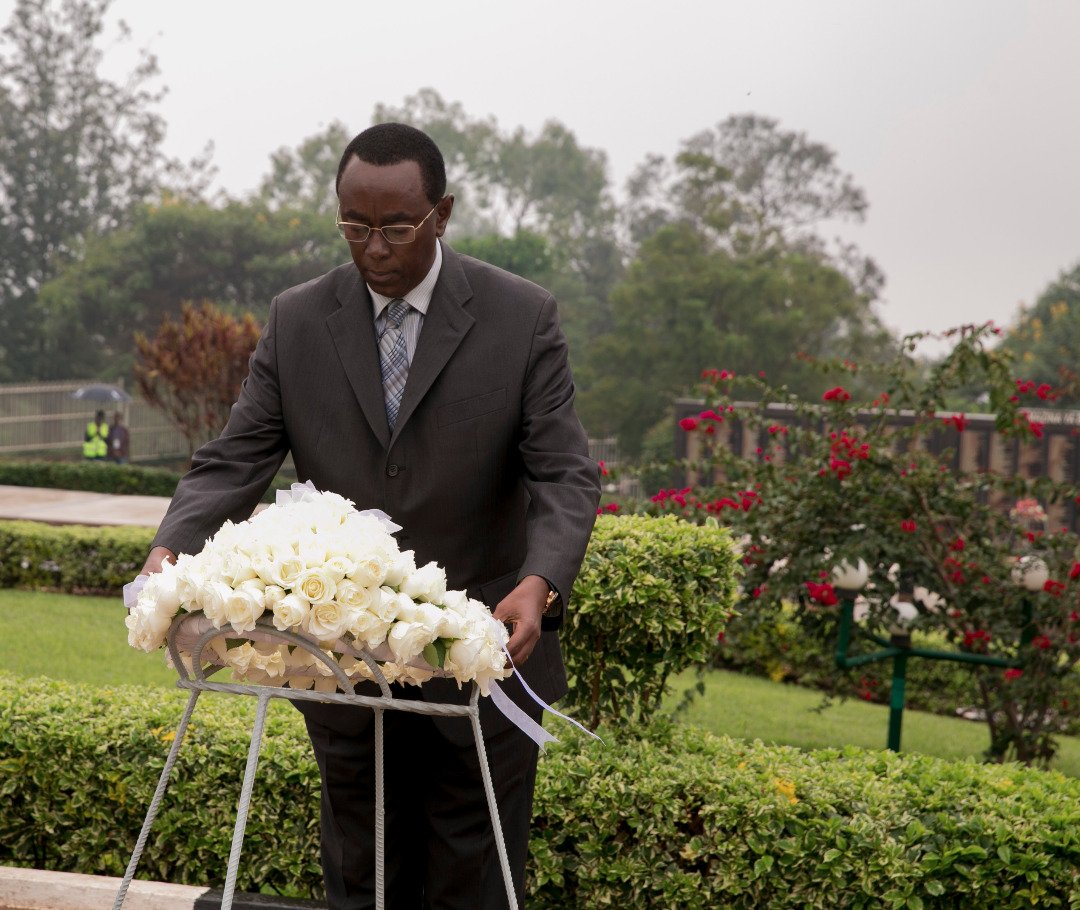 Perezida wa Sena ashyira indabo ku mva zishyinguwemo imibiri y