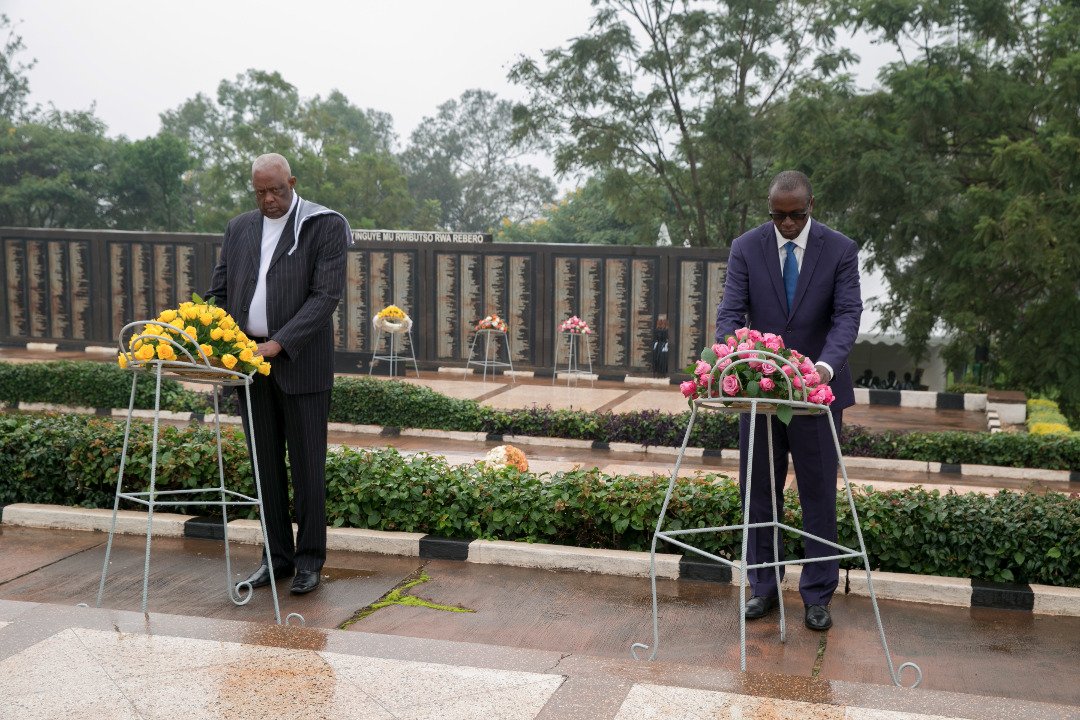 Abayobozi batandukanye barimo umuyobozi wa CNLG, Jean Damascene Bizimana nabo bashyizeho indabo