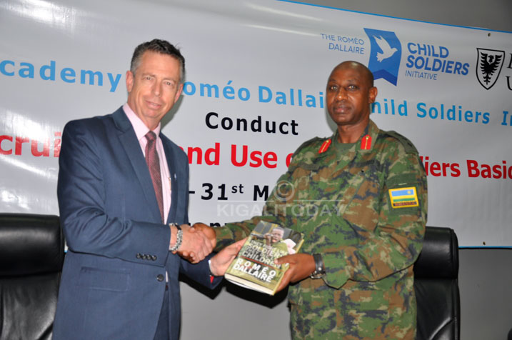 Darin Revees aha Col Jill Rutaremara igitabo Gen. Romeo Dallaire yanditse ku bibazo birebana n'abana binjizwa mu gisirikare