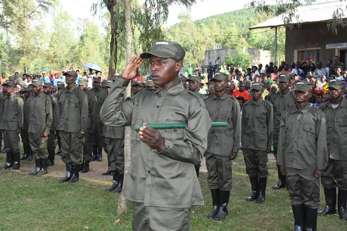 Abagize irondo ry'umwuga buri kwezi banahabwa agahimbazamusyi gaturuka ku misanzu y'abaturage batarara irondo risanzwe