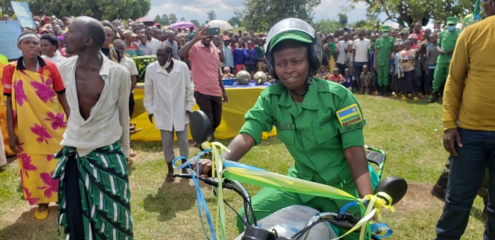 DASSO yishimiye iyo moto yaguriwe n'abaturage, abayihawe babizeza kuyifata neza