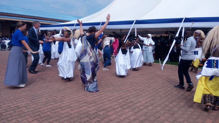 David na Laurea hamwe n'ababaherekeje bishimanye n'abanyeshuri