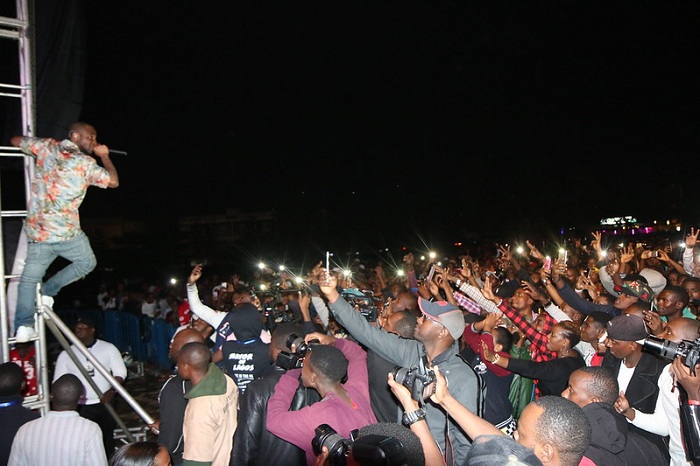 Umuhanzi Davido wo muri Nigeria aha yari mu gitaramo yakoreye i Kigali muri Werurwe 2020