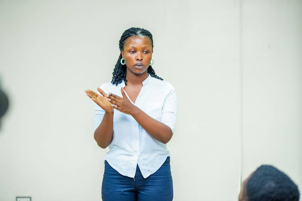 Umunyeshuri muri Davis College, Irumva Agape, asaba abandi gutinyuka kwizigamira