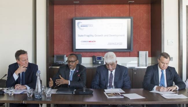 Perezida Kagame mu kiganiro na bamwe mu bayobozi bahuriye iki kiganiro