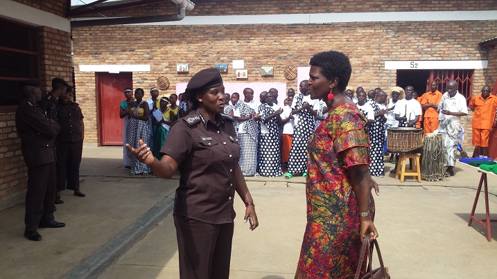 Abayobozi bitabiriye igikorwa cyo kwifuriza abana bafunze Noheli nziza