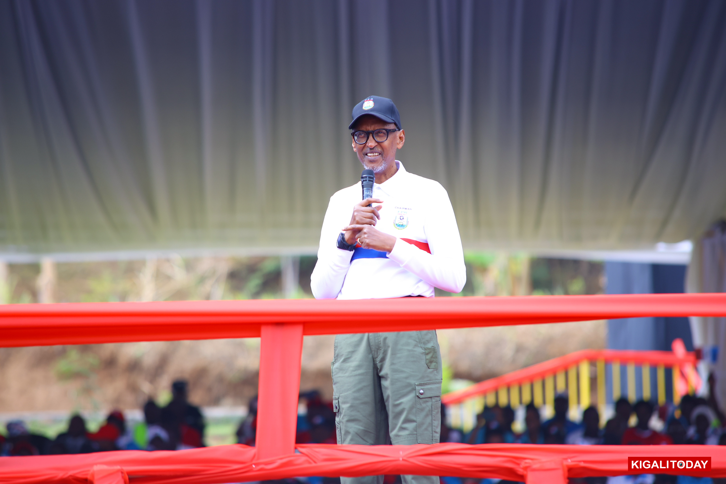 Umukandida wa FPR Inkotanyi, Paul Kagame, ubwo yari mu gikorwa cyo kwiyamamaza mu Ngororero