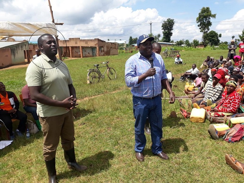 Karangwa (Uri mu kaziga) yari yerekanywe na Guverineri Gatabazi imbere y