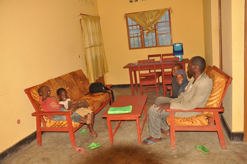 Murinda mu nzu ye n'abana be.