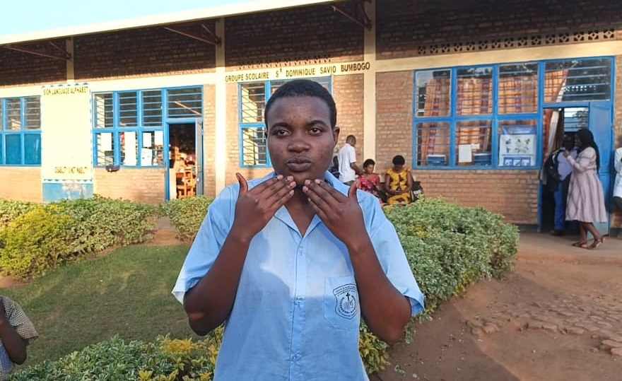 Tuyishimire Denyse, umwe mu banyeshuri bafite ubumuga bwo kutumva no kutavuga biga kuri G.S. Bumbogo