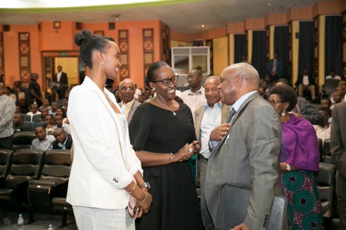 Aha Twahirwa André yari ahagararanye na Madame Jeannette Kagame hamwe na Ange Kagame