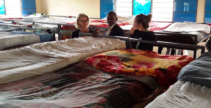 Depite Astrid Schimitt n'umukozi wa Jumelage Rhenanie Palatinat Rwanda basura aho abanyeshuri baryama.