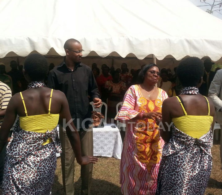 Depite Karemera Thierry na Depite Speciose Mukandutiye nyuma yo kumva ibyifuzo by'abaturage banishamanye na bo.