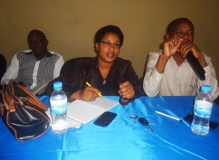 Depite Nyiragwaneza Athanasie (hagati), iburyo ni Umuyobozi w'akarere ka Rwamagana, Uwimana Nehemie naho ibumoso ni Umunyamabanga Nsingwabikorwa w'umurenge wa Kigabiro, Rushimisha Marc.