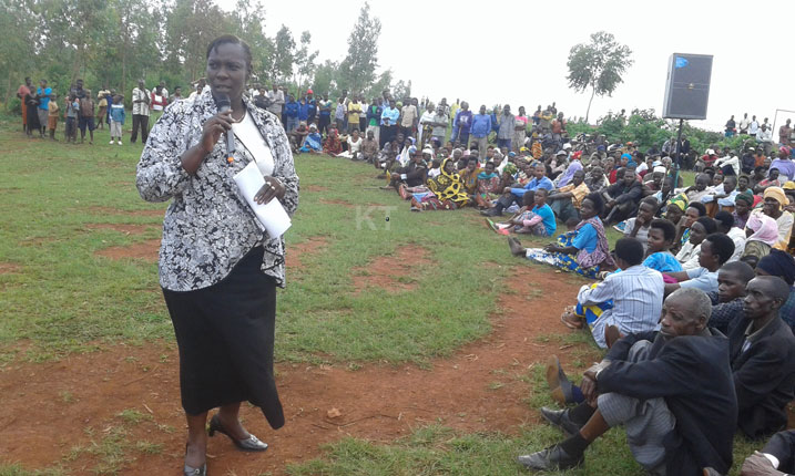 Depite Uwayisenga Yvonne asobanurira abaturage amatora ya referendum.