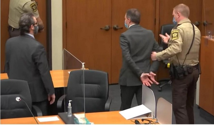 Derek Chauvin yahise yambikwa amapingu ajyanwa muri gereza