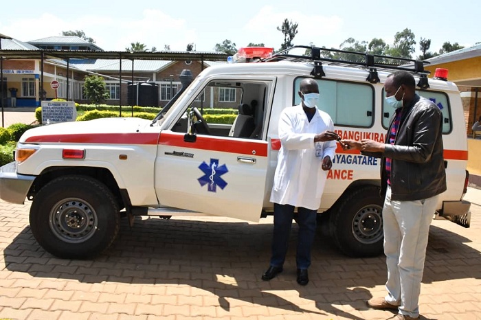 Umuyobozi w'Akarere ka Nyagatare ashyikiriza iyo mbangukiragutabara umuyobozi mukuru w'ibitaro by'ako karere