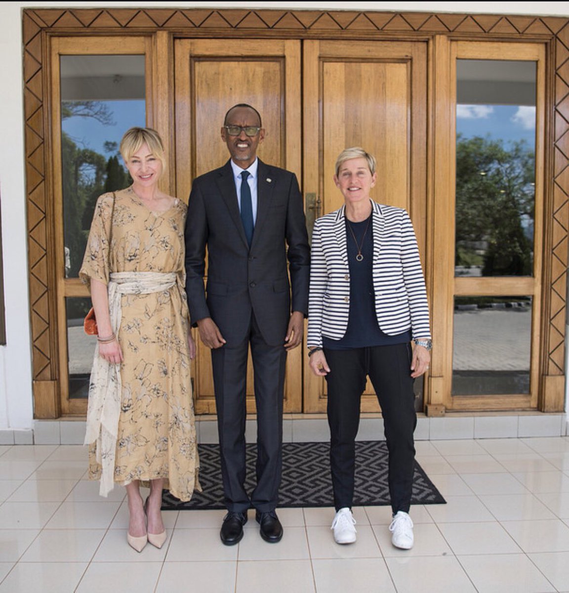 Perezida Kagame aherutse kwakira Ellen DeGeneres, icyamamare muri Amerika ariko akaba anafite ibikorwa byo kurengera ingagi afatanyije n'umufasha we Portia de Rossi