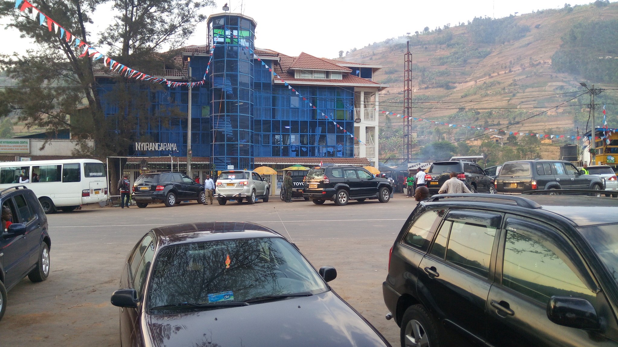 Kuri Nyirangarama harangwa n'urujya n'uruza rw'imodoka yaba izitwara abagenzi n'iza'abantu ku giti cyabo