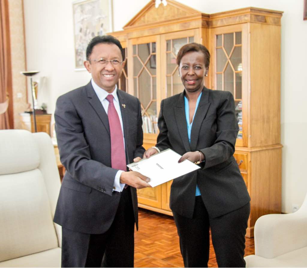 Mushikiwabo yakomereje urugendo i Antananarivo muri Madagascar, aho yagejeje imigabo n'imigambi ye kuri Perezida Hery Rajaonarimampianina