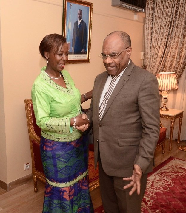 Mbere yo kuva muri icyo gihugu yanabonanye na Minisitiri w'Ububanyi n'amahanga Léonard She Okitundu