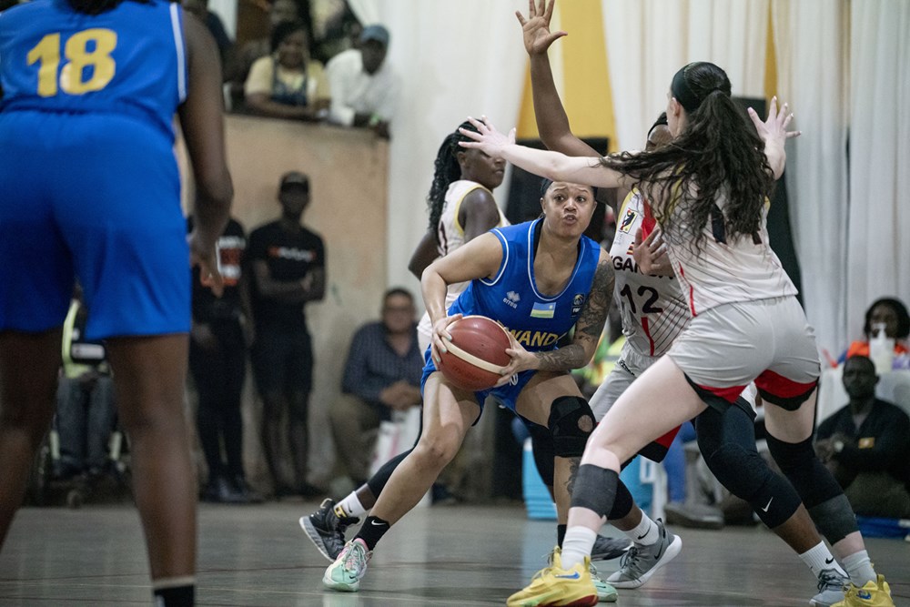 Diamond Richardson (ufite umupira) ukomoka muri Leta zunze Ubumwe za Amerika ari mu ikipe y'Igihugu y'u Rwanda 