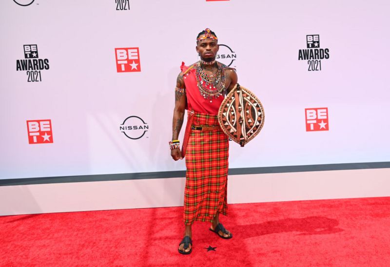 Diamond ni uku yari yaserutse yambaye