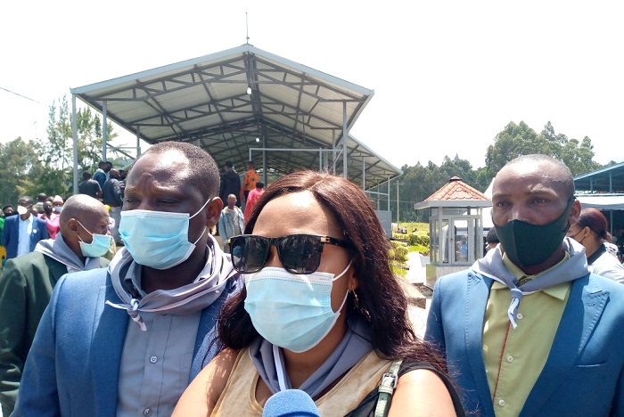 Murekatete Diane ufite abe bashyinguwe muri uru rwibutso ashima Inkotanyi zabarokoye