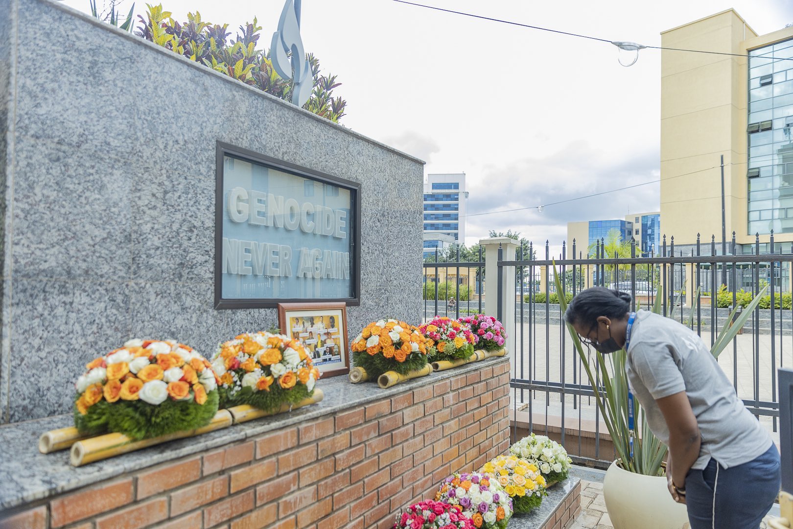 Umuyobozi Mukuru wa Banki ya Kigali, Dr Diane Karusisi yunamiye abakozi 15 bahoze bakorera BK