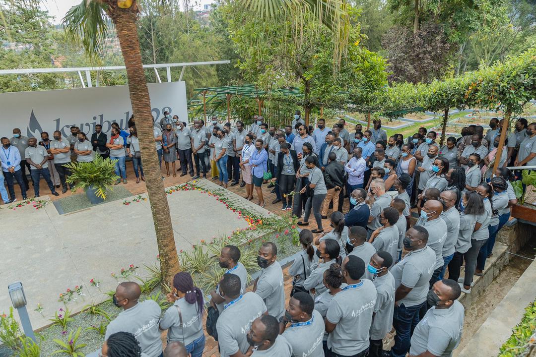 Abakozi ba BK bunamiye abasaga ibihumbi 250 baruhukiye ku rwibutso rwa Kigali