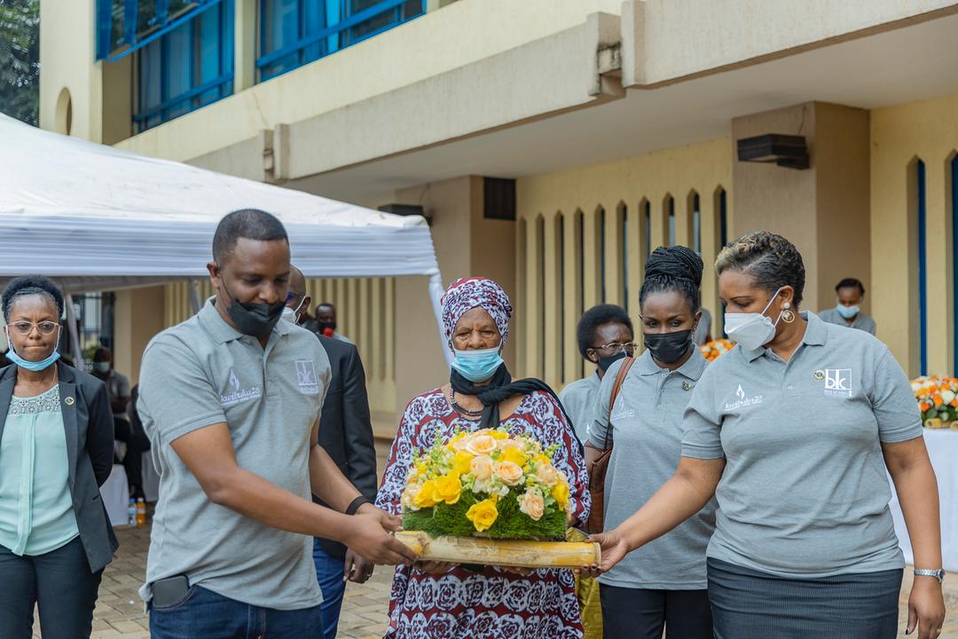 Imiryango yabuze ababo bakoraga muri BK yifatanyije na BK mu muhango wo kubibuka