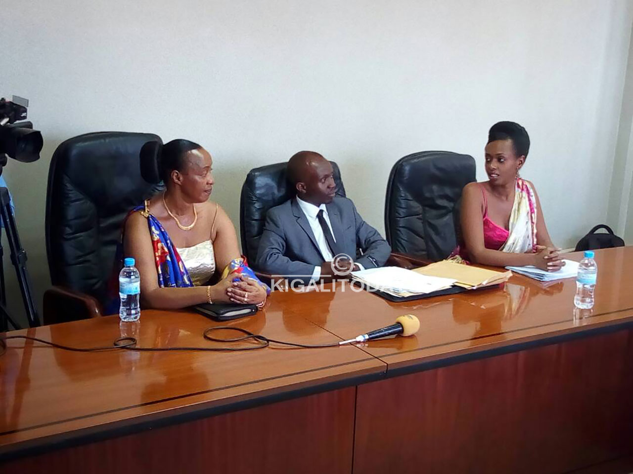 Yari anaherekejwe n'umujyanama we