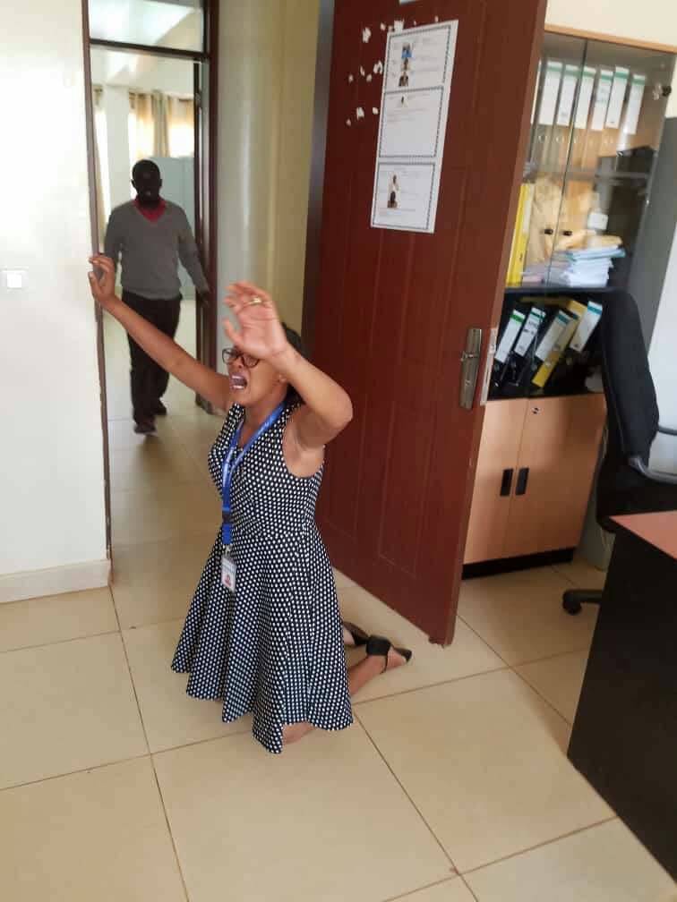 Uyu mukozi ibyishimo byaramurenze akubita amavi ku butaka, aterura ijwi ati "Shimwa Mana ya Aburahamu!"