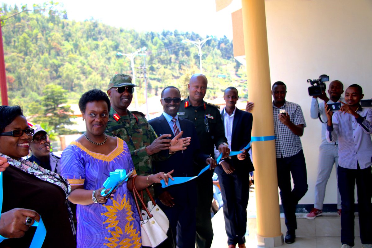 Ubwo Minisitiri w'ubuzima, Dr Diane Gashumba na Guverineri Munyantwari Alphonse bafunguraga ku mugaragaro iyo nyubako y'abajyanama b'ubuzima yitwa "Agaciro Legacy"