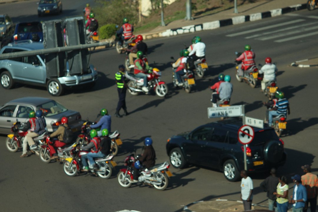 Hifashishwa Abapolisi kugira ngo bagabanye umubyigano w'imodoka mu muhanda 