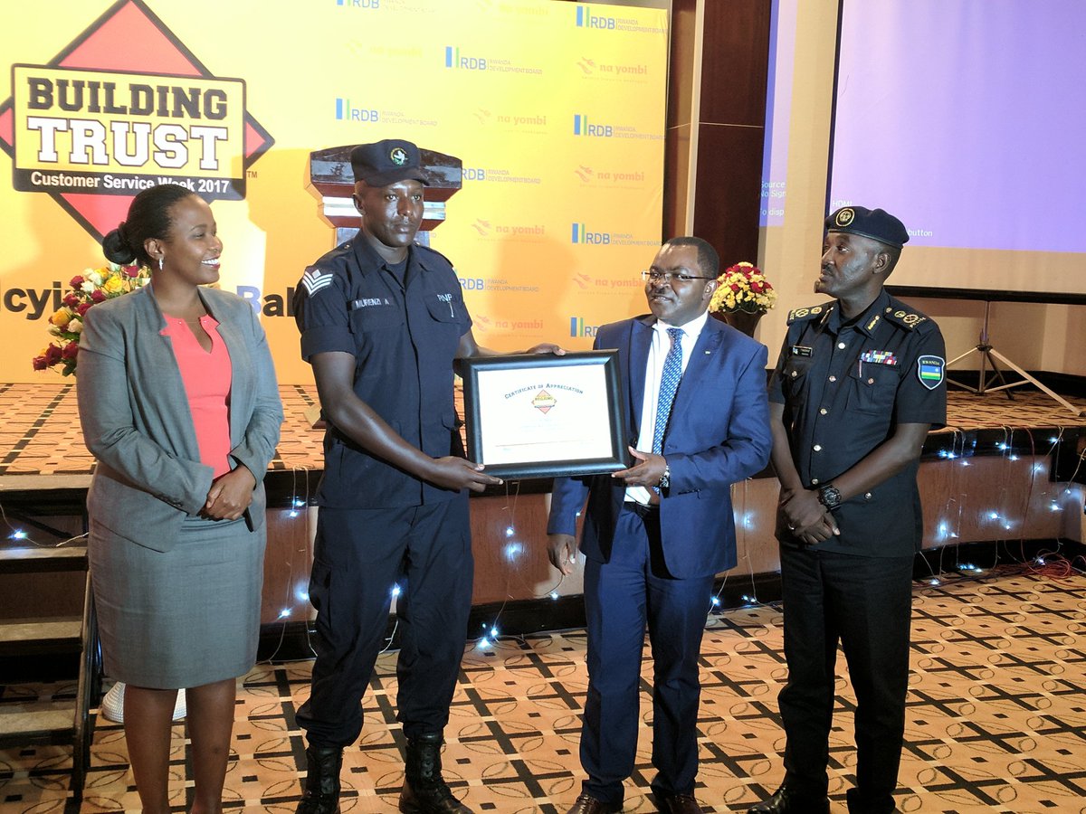 Sgt Alex Murenzi ubwo yahabwaga igihembo 