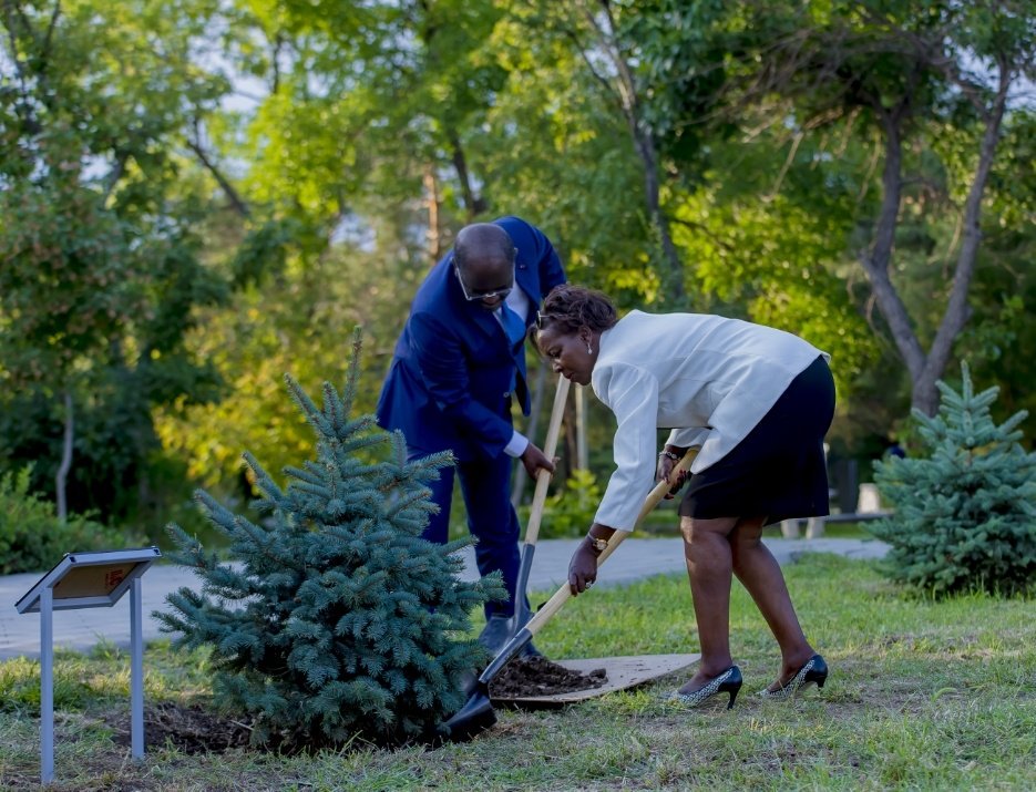Mushikiwabo yakoze umuhango wo gutera igiti, igikorwa gifite icyo gisobanuye mu mateka ya Armenia