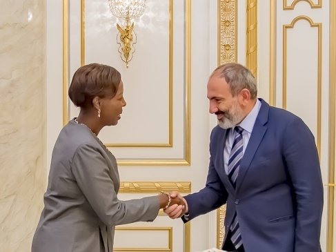 Mushikiwabo yakurikijeho umugabane w'u Burayi aho yanyarukiye mu Murwa mukuru wa Armenia, Everan, ari na wo uzaberamo amatora ya OIF, abonana na Minisitiri w'Intebe Nikol Pachinian