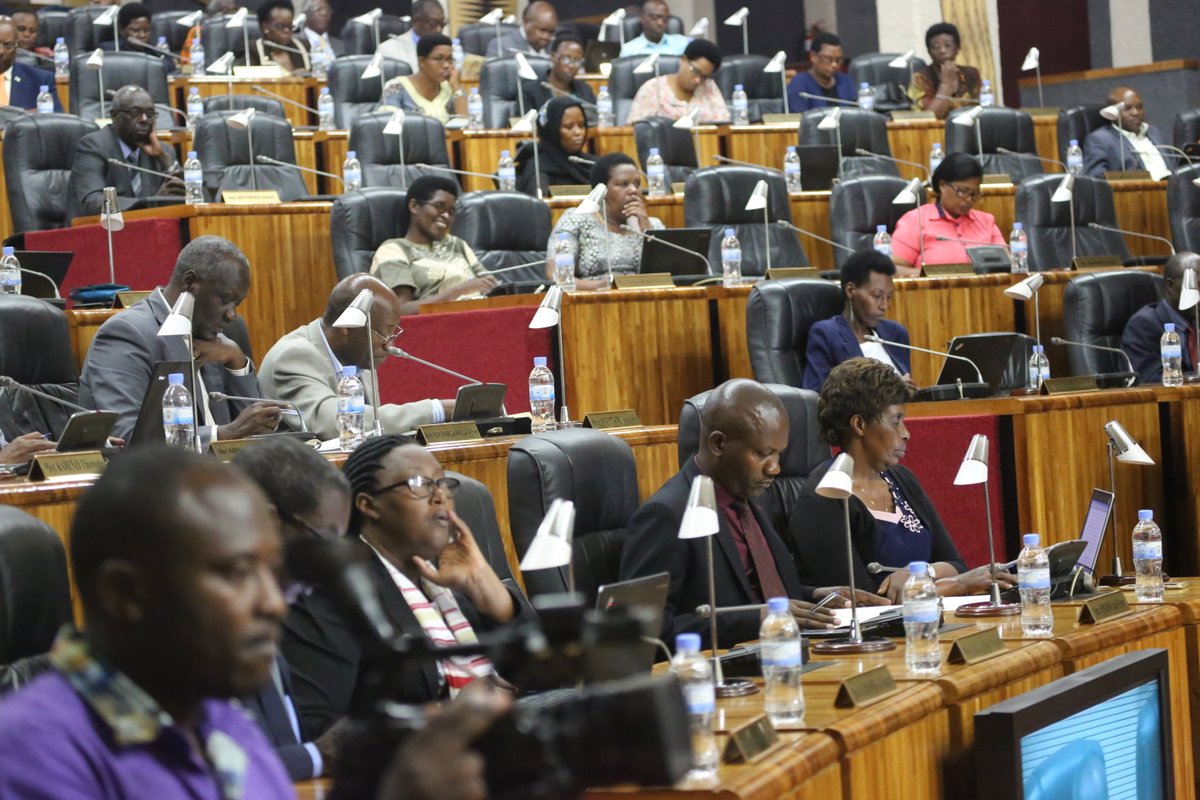 Abagize inteko ishinga amategeko bibaza impamvu hari abakora ibizamini by'akazi nta mpamyabumenyi bafite 