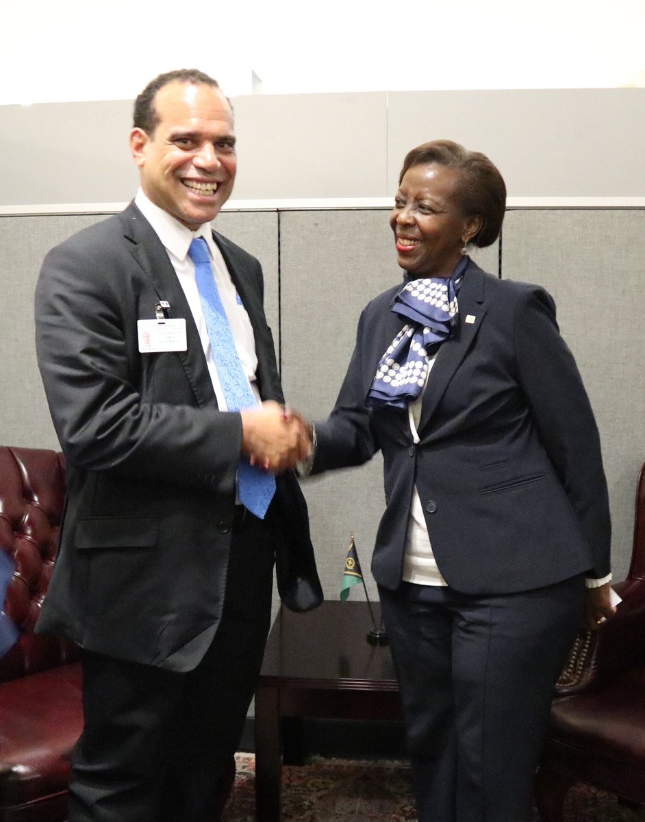 Yanaganiriye na Minsitiri w'Ububanyi n'amahanga wa Vanuatu, Ralph Regenvanu