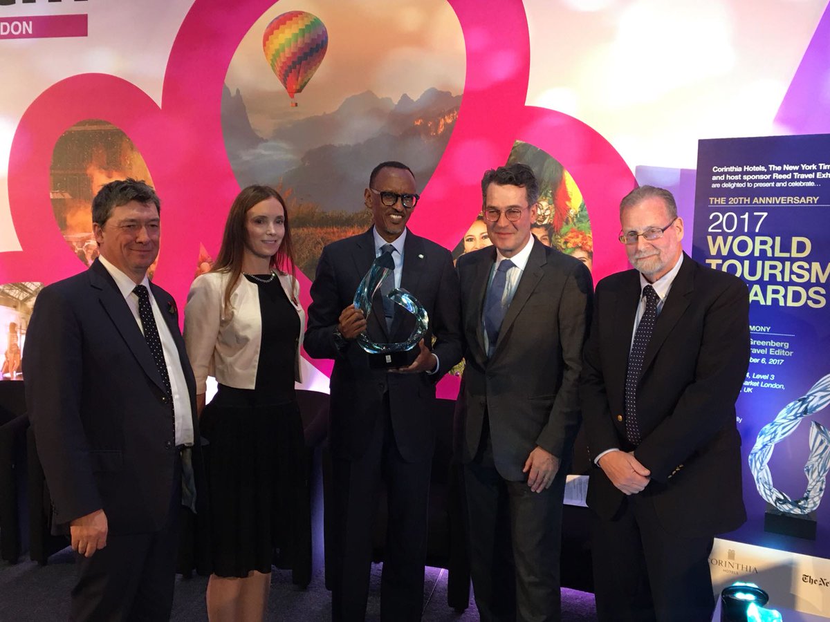 Perezida Kagame ubwo yahabwaga igihembo cya "World Tourism Award" 