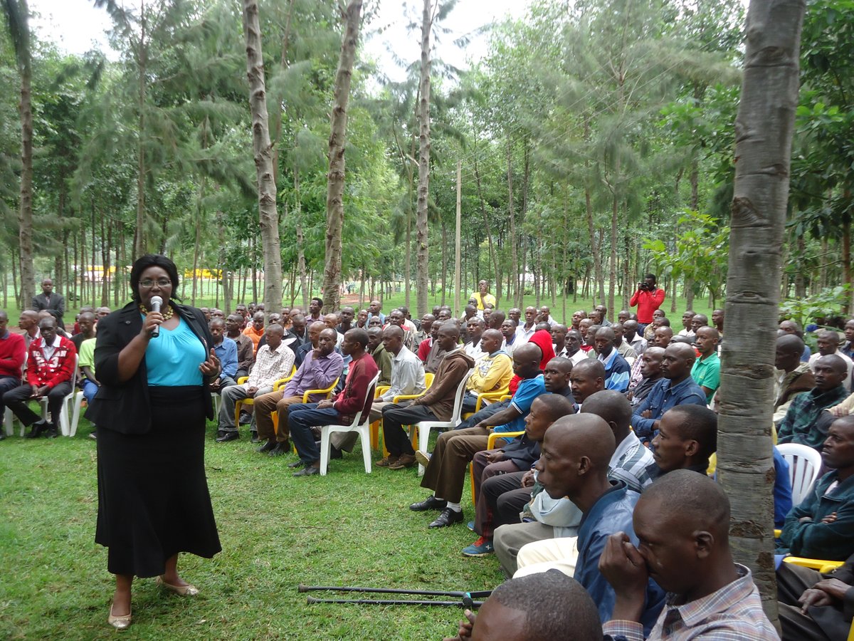 Mukantabana ubwo yahaga ikiganiro abahoze mu mitwe yitwaje intwaro bari bari mu kigo cya Mutobo 