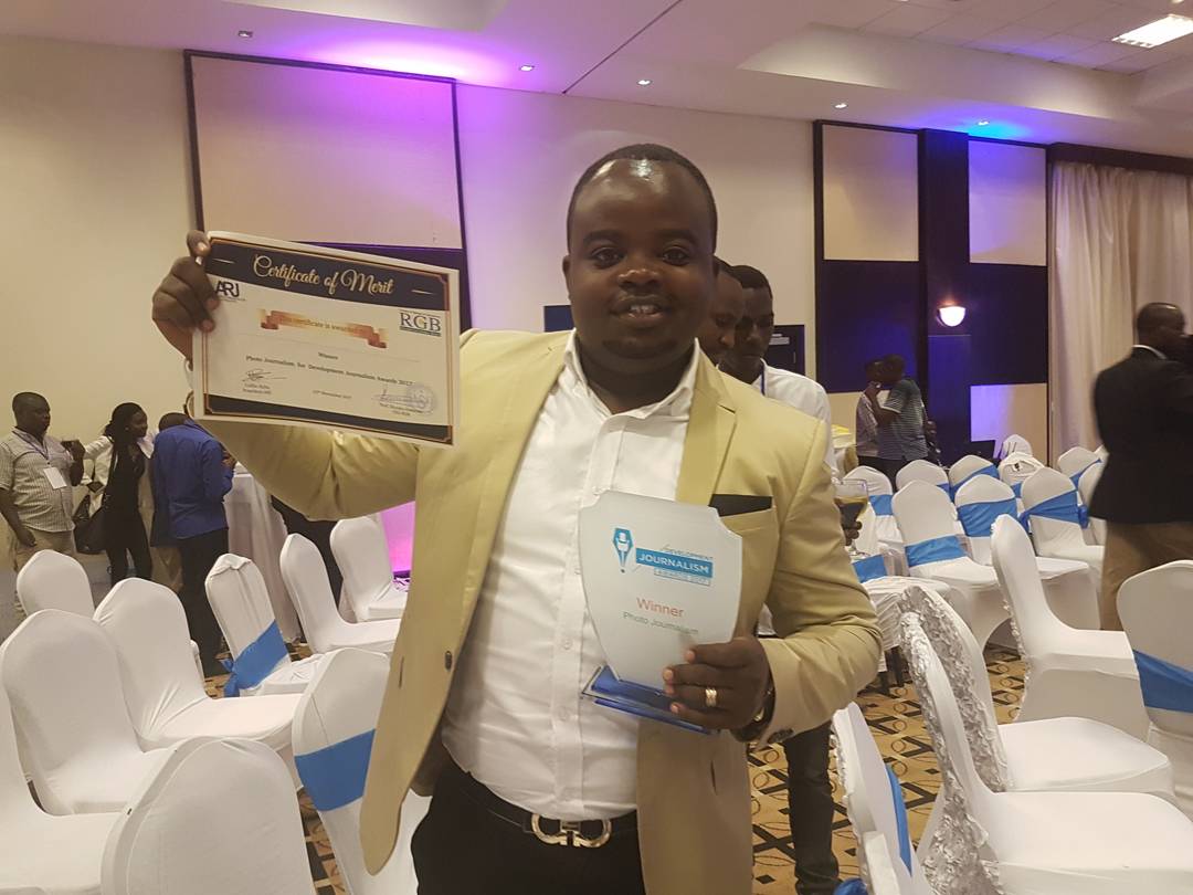 Muzogeye Plaisir yahawe igihembo cy'umunyamakuru wafotoye ifoto nziza 