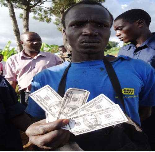 Uyu musore yanafatanwe amadolari mpimbano y