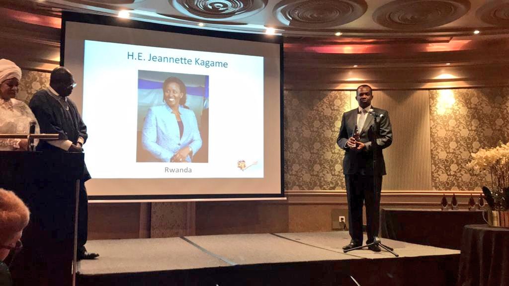 Ambasaderi Vincent Karega ubwo yakiraga igihembo mu mwanya wa Madame Jeannette Kagame
