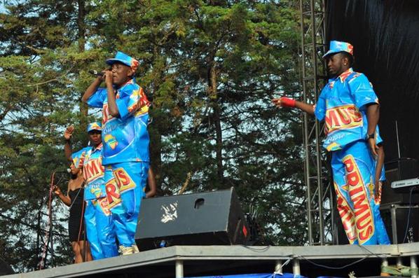 Akuzuye mu muhogo gasesekara ku myambaro