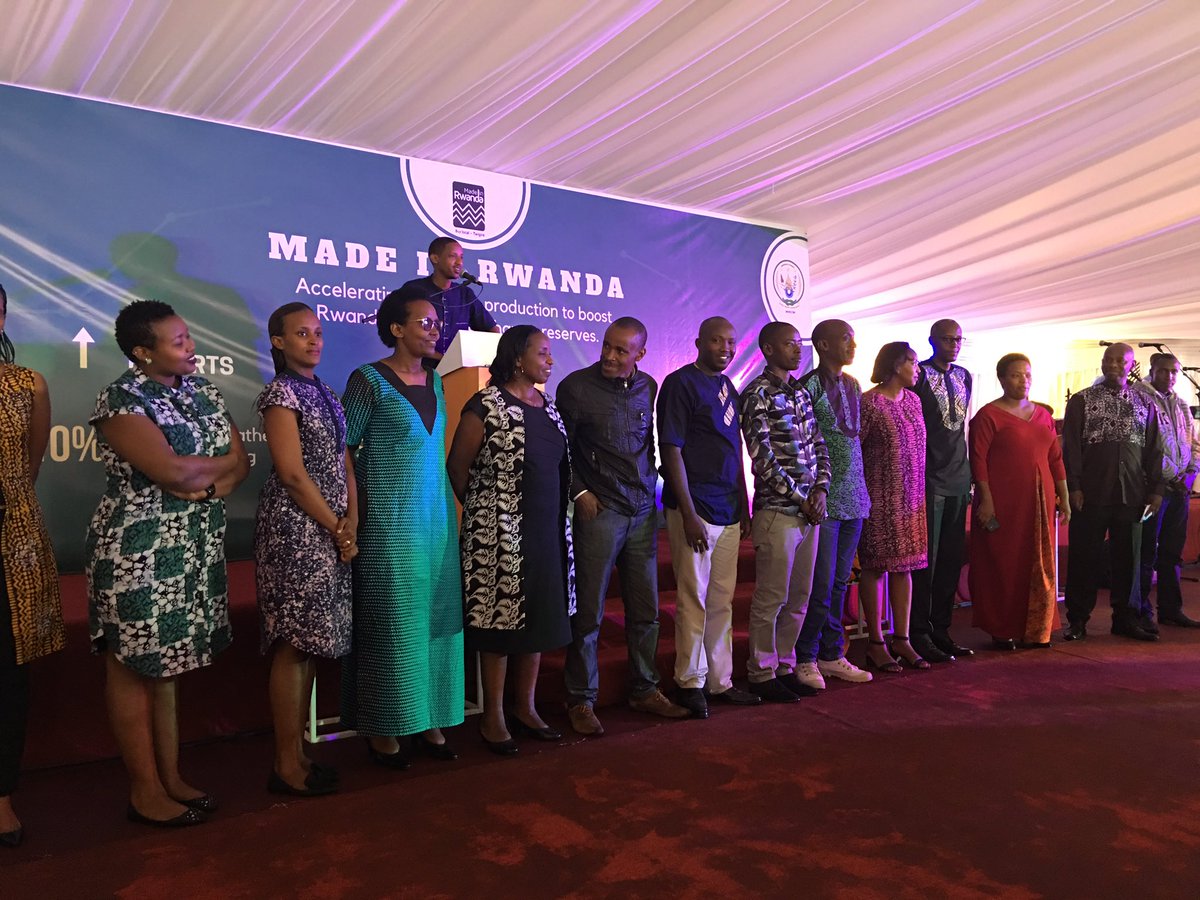 Abakozi ba PSF bari bambaye imyenda yakorewe yakorewe mu Rwanda ubwo hafungurwaga Expo ya Made in Rwanda 