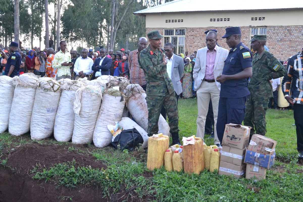 Inzego z'umutekano n'ubuyobozi bw'Intara y'Iburasirazuba batangiye gahunda yo kurwanya ibiyobyabwenge. Muri iyo mifuka harimo urumogi naho mu majerekani harimo kanyanga 
