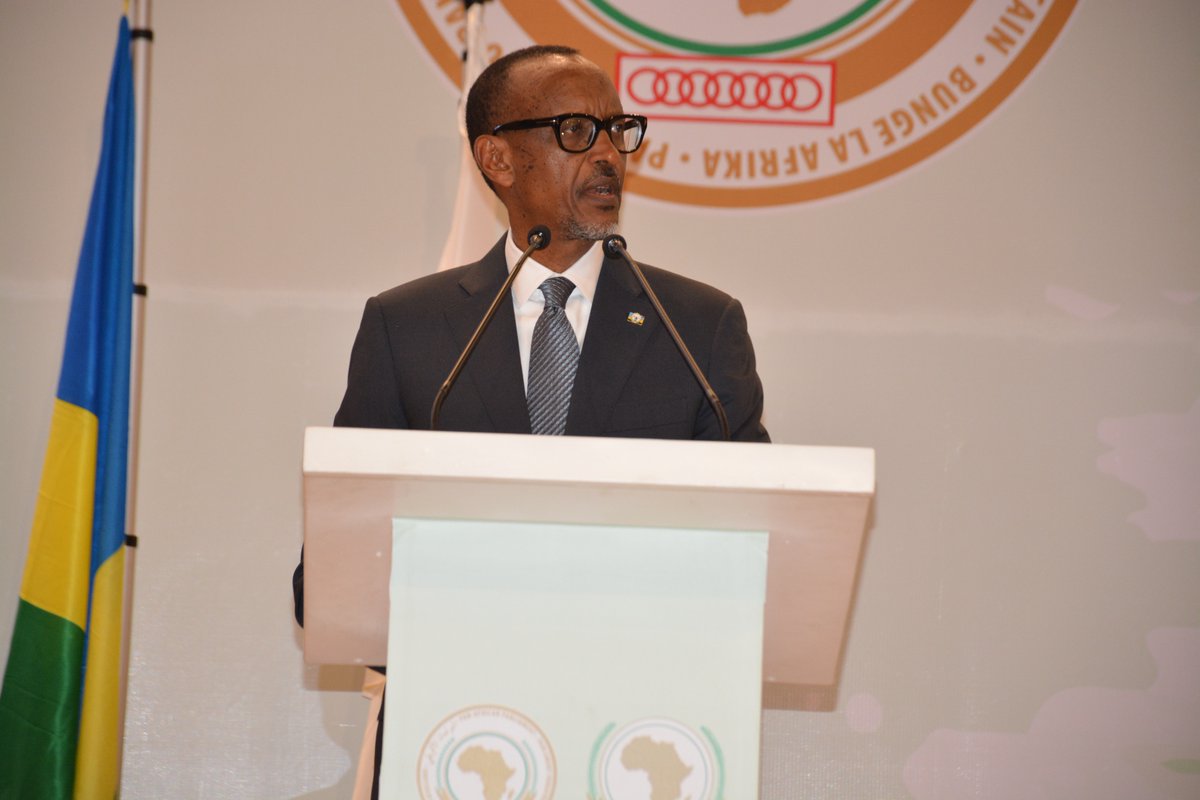 Perezida Kagame ubwo yatangizaga inama ya mbere y