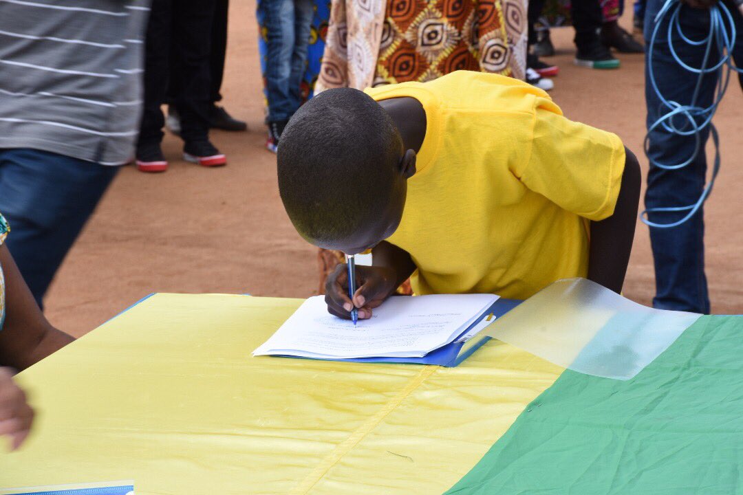 Abana basubijwe mu miryango basinye amasezerano yuko batazongera gusubira mu muhanda 